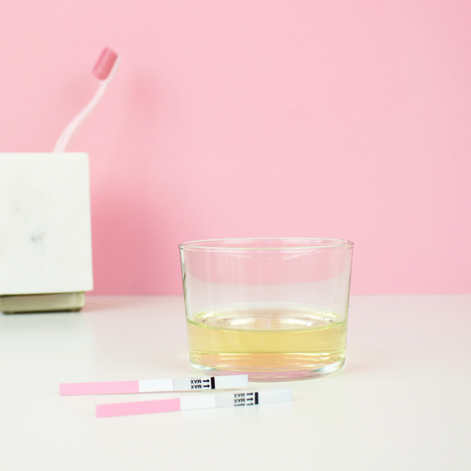 hCG Test der Marke Ovy mit Ovy App als Zyklus-Tracking App für Symptothermale Methode Ovy Schwangerschaftstest Streifen