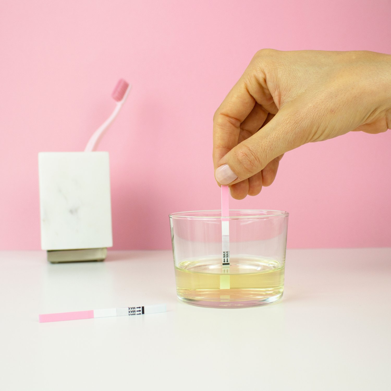 hCG Test der Marke Ovy mit Ovy App als Zyklus-Tracking App für Symptothermale Methode Ovy Schwangerschaftstest Streifen