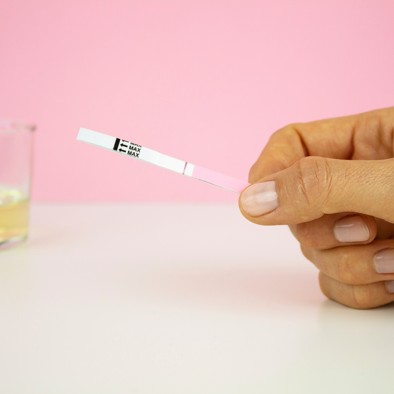 hCG Test der Marke Ovy mit Ovy App als Zyklus-Tracking App für Symptothermale Methode Ovy Schwangerschaftstest Streifen