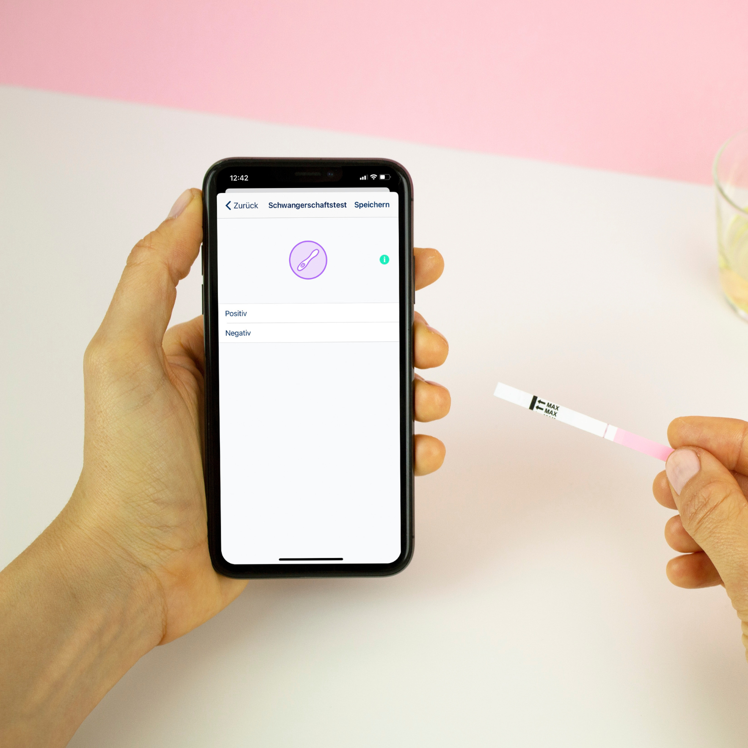 hCG Test der Marke Ovy mit Ovy App als Zyklus-Tracking App für Symptothermale Methode Ovy Schwangerschaftstest Streifen