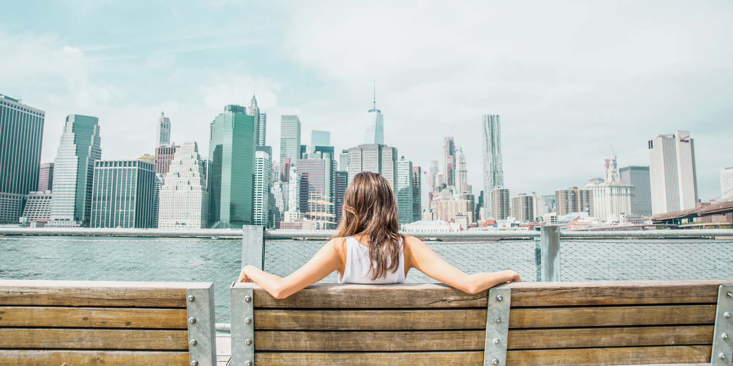 Frau vor Skyline