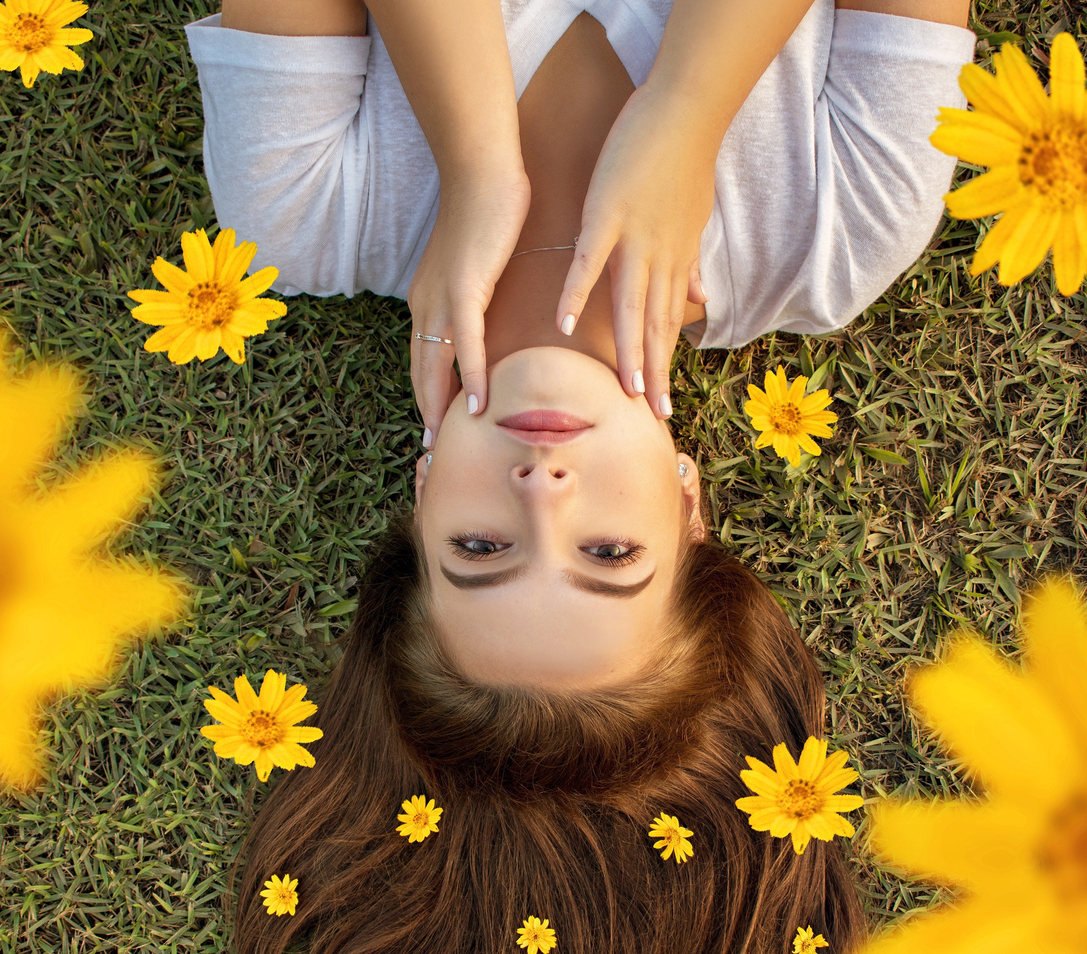 frau in blumenfeld